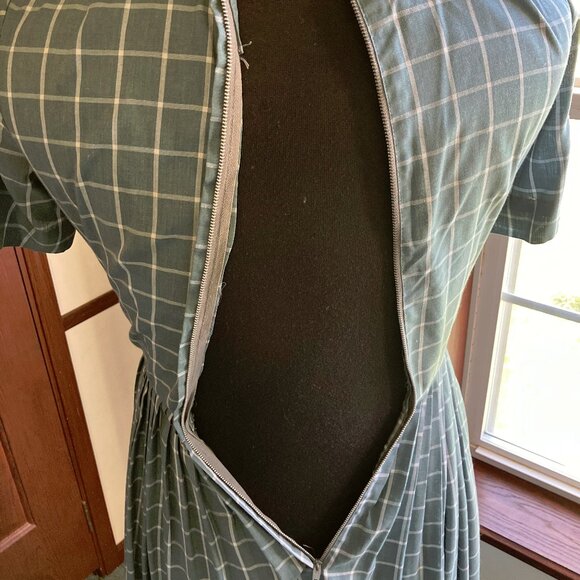 Vintage pleated short sleeve attached neck tie back zipper dress Henry Lee brand - Picture 5 of 16